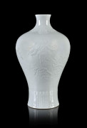 VASE MEIPING EN PORCELAINE BLANCHE, CHINE, ÉPOQUE GUANGXU (1875-1908) OU RÉPUBLIQUE (1912-1949)