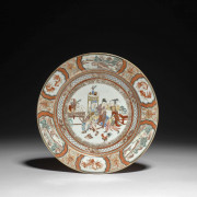 ASSIETTE EN PORCELAINE POLYCHROME, CHINE, DYNASTIE QING, ÉPOQUE YONGZHENG (1723-1735)