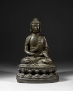 STATUETTE DE BOUDDHA EN BRONZE, CHINE, DYNASTIE MING, ÉPOQUE ZHENGDE, DATE 11 JUIN 1521