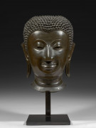 GRANDE TÊTE DE BOUDDHA EN BRONZE, THAÏLANDE, SUKHOTHAI, XVIe SIÈCLE