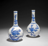 PAIRE DE VASES BOUTEILLES EN PORCELAINE BLEU BLANC, CHINE, DYNASTIE QING, ÉPOQUE KANGXI (1662 - 1722)