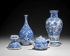 DEUX VASES, UNE THÉIÈRE ET UNE SALIÈRE EN PORCELAINE BLEU BLANC, CHINE, DYNASTIE QING, ÉPOQUE KANGXI (1662 - 1722)