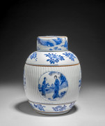 POT COUVERT EN PORCELAINE BLEU BLANC, CHINE, DYNASTIE QING, ÉPOQUE KANGXI (1662-1722)