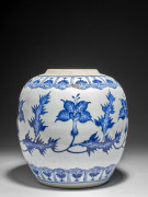 POT EN PORCELAINE BLEU BLANC, CHINE, DYNASTIE QING, ÉPOQUE KANGXI (1662-1722)