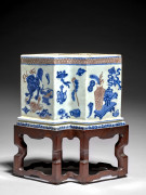 DOUBLE VASE LOSANGÉ EN PORCELAINE BLEU BLANC ET ROUGE DE CUIVRE, CHINE, DYNASTIE QING, FIN DU XVIIIe-DÉBUT DU XIXe SIÈCLE