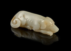 PETIT CHIEN EN JADE CÉLADON PÂLE ET ROUILLE, CHINE, DYNASTIE MING, XVIIe SIÈCLE