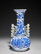 VASE EN PORCELAINE BLEU BLANC, CHINE, DYNASTIE QING, XVIIIe SIÈCLE