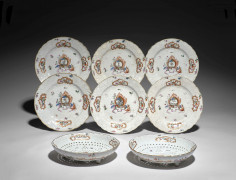 RARE ENSEMBLE DE SIX ASSIETTES ET DEUX ÉGOUTTOIRS EN PORCELAINE POLYCHROME, CHINE, DYNASTIE QING, XVIIIe SIÈCLE