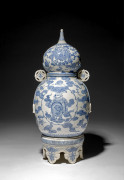 GRAND VASE COUVERT EN PORCELAINE BLEU BLANC, JAPON, ÉPOQUE EDO, XIXe SIÈCLE