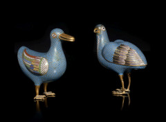 UN CANARD ET UNE CAILLE EN BRONZE DORÉ ET ÉMAUX CLOISONNÉS, CHINE, DYNASTIE QING, ÉPOQUE JIAQING (1796-1820)