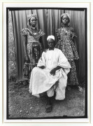 Seydou KEÏTA 1921 - 2001 Sans titre (Seated man with his two daughters) - 1952-1955 Tirage argentique (1997)