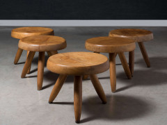 Charlotte PERRIAND (19003-1999) Suite de cinq tabourets dits "Berger" - Circa 1950 Piètement et assise en bois massif