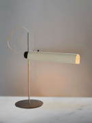 Gino SARFATTI (1912 - 1985) Lampe de table mod. 562/B - Création 1954 Base en métal laqué gris, fût en laiton chromé et réflecteur e...