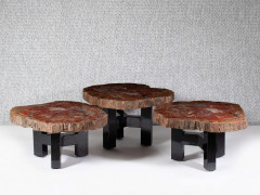 Ado CHALE (né en 1928) Suite de trois tables d'appoint - Circa 1975/80 Piétement en acier laqué noir, plateau en bois pétrifié