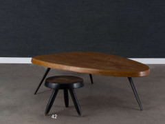 Charlotte PERRIAND (1903-1999) Table basse dite "Forme Libre" Circa 1956 Piètement en tôle d'acier plié laqué noir, plateau en bois...