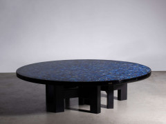 Ado CHALE (Né en 1928) Table basse - Circa 1970 Piètement en acier laqué noir et plateau en lapis lazuli et résine