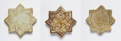 TROIS ÉTOILES EN CÉRAMIQUE LUSTRÉE, KASHAN, ART ILKHANIDE, 13e-14e SIÈCLE