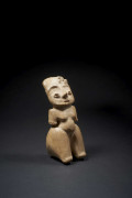 PETITE VÉNUS ASSISE AUX CUISSES CALLIPYGES Culture Huastèque, Mexique Période classique 250-450 ap. J.-C.