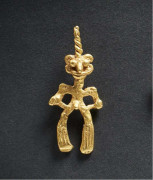 PETIT PENDENTIF ANTROPOMORPHE Culture Diquis, Costa Rica  1000-1500 ap. J.-C.