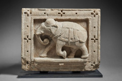 ÉLEPHANT EN GRÈS ROSE, RAJASTHAN, ART MOGHOL, 17e-18e SIÈCLE