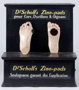 Dr SCHOLL'S Présentoir lumineux électrique de vitrine en bois et matières composites. Il présente deux pieds avec cors, durillon...