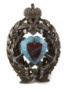 INSIGNE DE L'ECOLE NAVALE En argent en partie doré et émail. Poinçon " 84 " et kokochnik de 1908. Manque l'écrou. Haut. : 5,9...