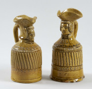 DEUX POTS En grès émaillé jaune, à tête de personnage à perruque. Haut : 20,5 cm et 22,5 cm. Parfait état pour l'un, éclats au pie...