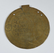 PLAQUE MULETIERE En laiton gravée de l’inscription : « LE BON VIN REJOUIT LE CŒUR DE L’HOMME ». Diam. : 16,2 cm. Très bel état. ...