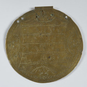 PLAQUE MULETIERE En laiton gravée de l’inscription : « IAIME LE LIS IAIME LA ROSE » (sic) et quatre têtes d’anges. Diam. : 15,8 cm...