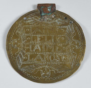 PLAQUE MULETIERE En laiton gravée de l’inscription : « IAIME LE LIS IAIME LA ROSE » (sic) et quatre têtes d’anges. Diam. : 15,5 cm...