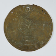 PLAQUE MULETIERE En laiton gravée d’un soleil couronné tenu par deux griffons, et de l’inscription : « VIVE LE ROY DE FRACE » (sic...