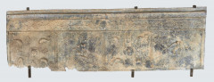 PANNEAU DE SARCOPHAGE En plomb à décor de sphinges, têtes de Gorgone, dauphins et grandes feuilles nervurées. 117 x 36 cm ART...