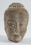 TETE DE BUDDHA En grés sculpté. Traces d’engobe blanche. Manques. Haut. : 29 cm SIAM, Sukhothaï XIII-XVème siècle Provenance :...