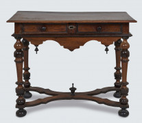 TABLE BUREAU D’applique en noyer, entretoise découpée en X, tiroir mouluré en ceinture, décor de bagues et moulures noircies. Haut...