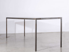 Maarten VAN SEVEREN (1956 - 2005) Table mod. ST93 - 1993 Piètement en acier brut, plateau en polyester coloré "green-black"