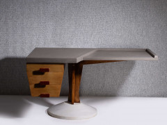 Franco ALBINI (1905-1977) Bureau - 1954 Pied en marbre, structure en noyer et plateau recouvert de feutre