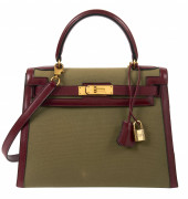 HERMÈS 1994  Sac KELLY Sellier 28 Box bordeaux, toile vert olive Garniture métal plaqué or  KELLY Sellier 28 bag Bur...