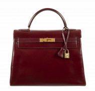 HERMÈS 1980  Sac KELLY Retourné 32 Box bordeaux Garniture métal plaqué or  KELLY Retourné 32 bag Burgundy box calfsk...