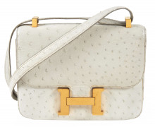 HERMÈS  Sac CONSTANCE 23 Autruche blanc (Struthio Camelus) NR Garniture métal plaqué or  CONSTANCE 23 bag White ostric...