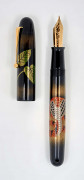 NAMIKI King Cobra Stylo plume de la collection Empereur en laque urushi noire de chez Namiki avec un décor de cobra royal sur le...