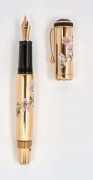 MONTBLANC Sakura Rose Stylo plume série limitée sortie en 2004 à 88 exemplaires. Sur une base de Bohème mais avec un habillage e...