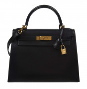 HERMÈS  Sac KELLY Sellier 28 Box noir Garniture métal plaqué or  KELLY Sellier 28 bag Black box calfskin leather Gil...