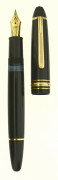 MONTBLANC Stylo plume Meisterstück Legrand 146. Résine noire et attributs plaqués or jaune. Plume en or 18 carats large, remplissa...