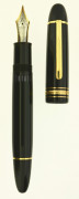 MONTBLANC 149, stylo plume Meisterstück dans sa plus grande taille. Résine noire et attributs plaqué or jaune. Plume or 18 carats...