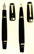 MONTBLANC Parure plume + roller de la collection Bohème. Résine noire et attributs plaqués platine. Pierre noire sur le clip du st...