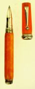 MONTEGRAPPA Stylo roller de la collection Micra. Résine orange nacrée et attributs argent. La bague du capuchon est sertie d'un an...