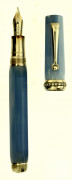 MONTEGRAPPA Stylo plume de la collection Micra. Résine bleu ciel nacrée et attributs argent. La bague du capuchon est sertie d'un...