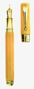 MONTEGRAPPA Stylo plume de la collection Symphony. Résine jaune nacrée et attributs argent. Plume or 18 carats moyenne, remplissag...