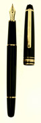 MONTBLANC Stylo plume Meisterstück 144. Résine noire et attributs plaqués or. Plume or 14 carats moyenne, remplissage cartouche ou...