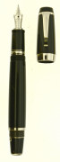 MONTBLANC Stylo plume de la collection Bohème. Résine noire et attributs plaqués platine, pierre noire sertie sur le clip. Plume o...